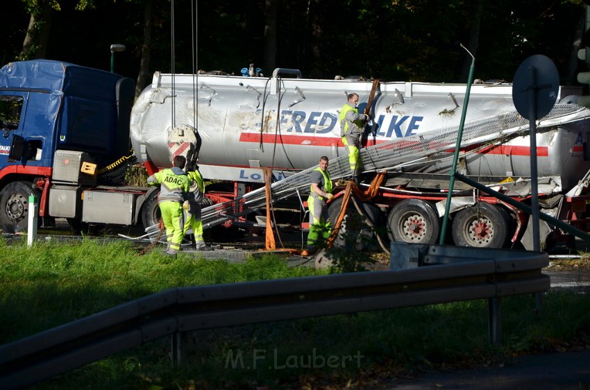 VU Tanklastzug umgestuerzt Huerth Industriestr P434.JPG